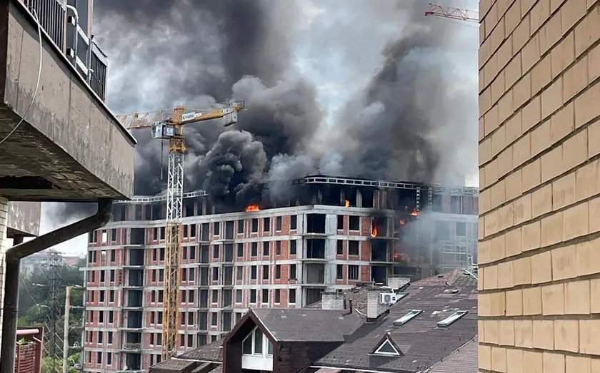 Sırbistan'ın Belgrad kentinde "Victory garden" inşaat sahasında büyük yangın çıktı