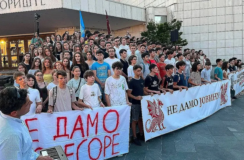 Sırbistan'da Jovan Jovanović Zmaj Lisesi için Novi Sad'da büyük öğrenci ve veli protestosu düzenlendi