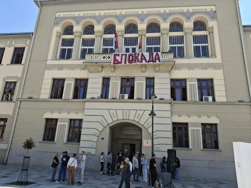 Kameo Festivali buzlu tehnik sorunlar nedeniyle Kulturnom merkezi Çakşak'tan Gimnaziye bahçesine taşınıyor.