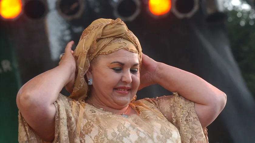 Esma Redžepova hayatı boyunca 47 erkek çocuğu ve bir kız çocuğunu evlatlandırdı.