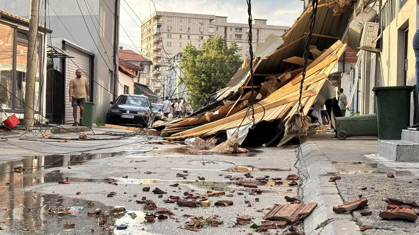 Skoplje'de yaşanan fırtınada en az 15 kişi yaralandı.