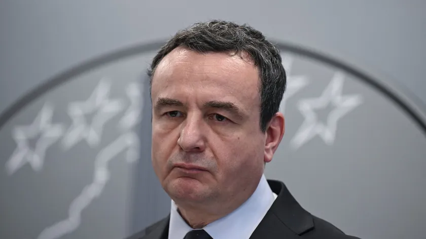 Sırp liderler Aljbin Kurti ve Ljumir Abdidžiku, geçici Priştine kurumları için aday konusunda anlaşmaya çalışıyorlar.
