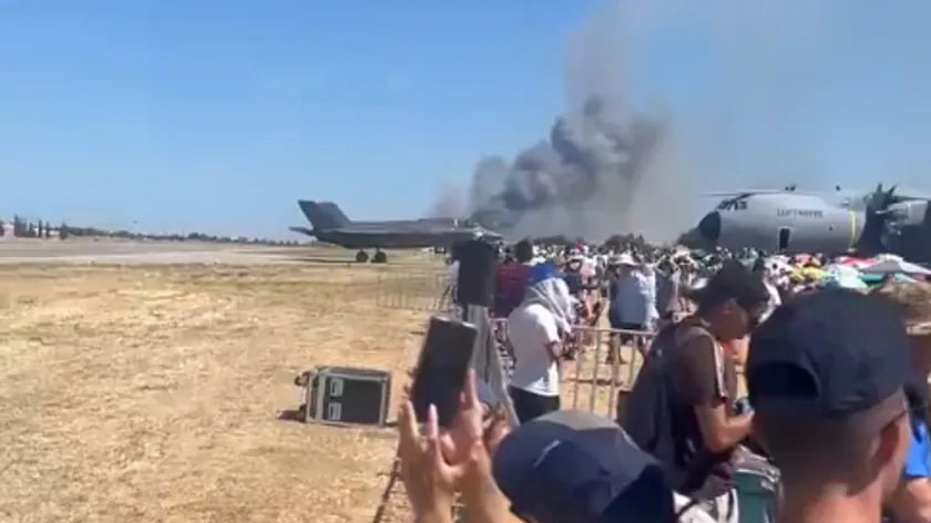 Yunanistan'da bir hava gösterisi sırasında savaş uçağı düştü.