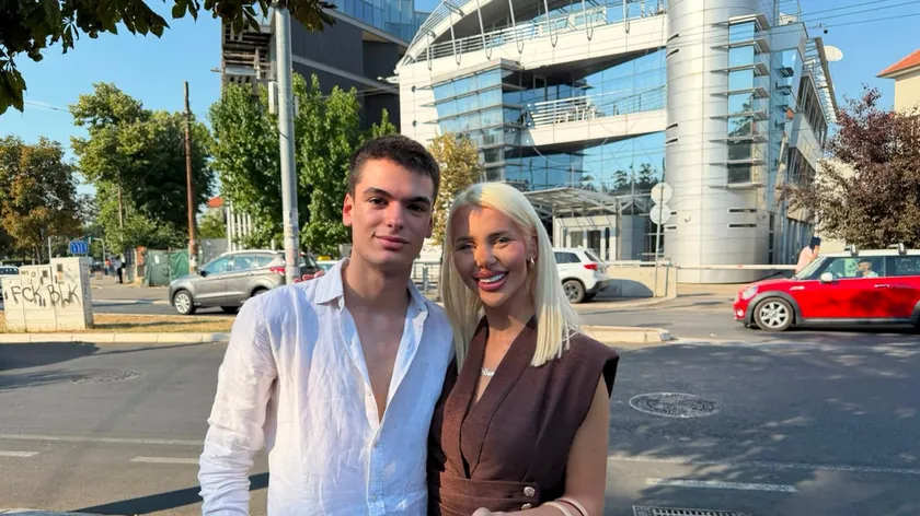 Elita 10'a yeni katılan Vanja Prodanović ve sevgilisi Danilo Cvejić Daki Pink'te anlaşma imzaladılar.
