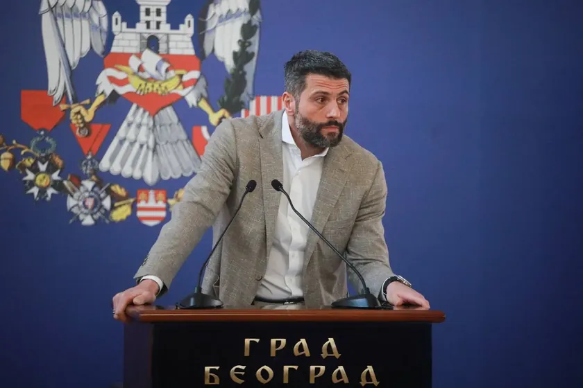 Belgrad Belediye Başkanı Şapić ile muhalefet meclis üyesi arasında kavga: Kadın vekilin burnu kırıldı