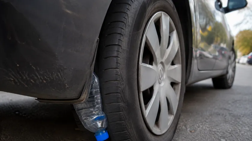 Plastiğin flaşalar arabaların tekerlekleri ile ilgili tehlikeli bir durum oluşturabilir.