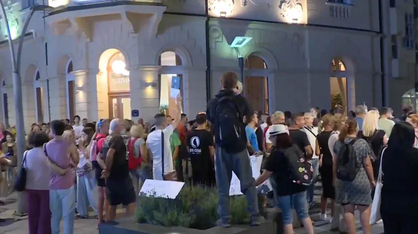 Çaç'ta gece SNS önünde protesto: 40.000 Euro'luk Ana Bekuta konserine karşı çıkılacak