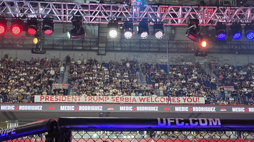 UFC Fight Night'ta Beograd'da büyük bir transparent ile Donald Trump'a mesaj gönderildi.