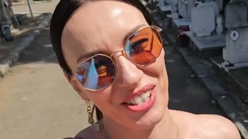 Sırp aktrisler Sloboda Mićalović ve Ana Franić, sosyal medyada paylaştıkları bir videoda, uzun zamandır aradıkları mezarı buldular.