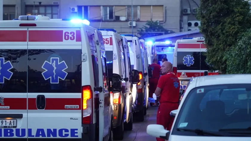 Sırbistan'da bir kamyon sürücüsü trafik kazasında iki işçiyi öldürdü ve tutuklandı.
