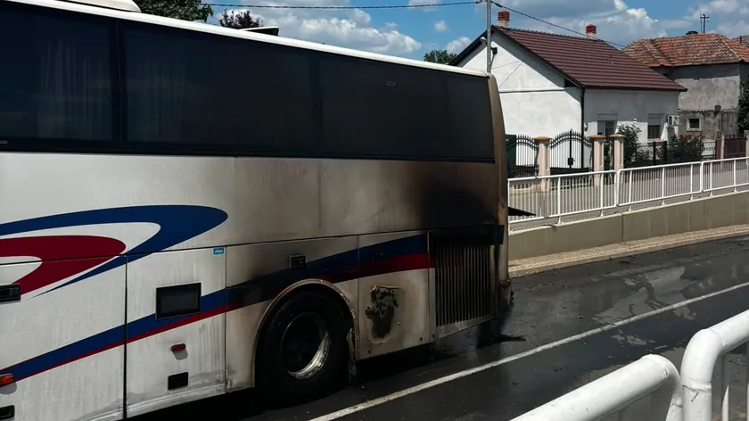Sırbistan Inđija'da Kent Stadı Yakınında Otobüs Alev Aldı, Can Kaybı Yok