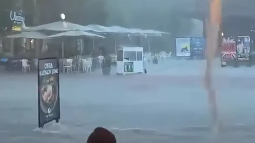 Güçlü bir fırtına Bulgaristan'ın kıyı şehri Varna'yı vurdu Plajların ve sokakların sel sularıyla kaplanması.