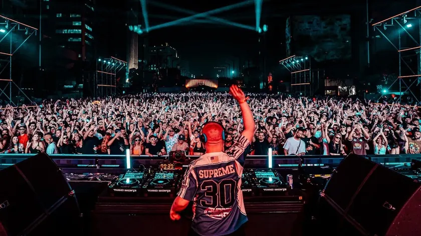 Sırbistan'daki FOMO partisi telefon yasağıyla müziğe odaklanacak