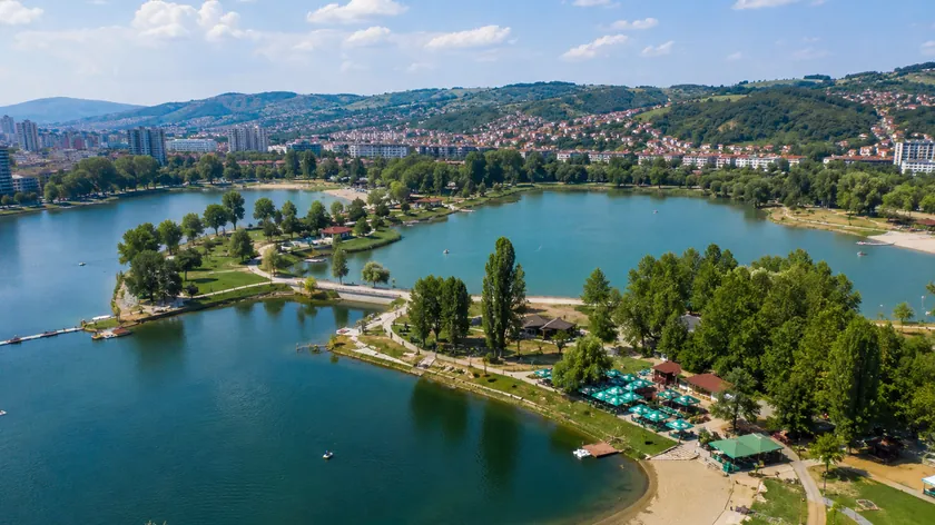 Tuzla'nın ünlü turizm merkezinde deniz havası ve uygun fiyatlar var.
