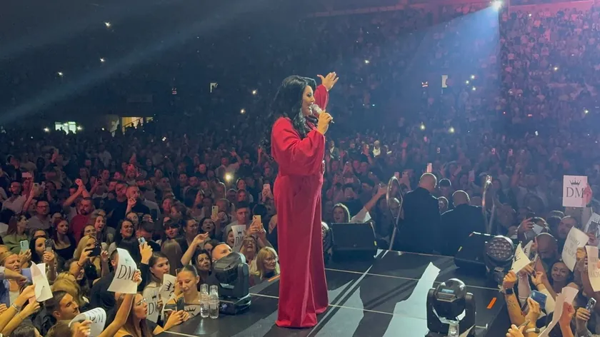 Sırp şarkıcı Dragana Mirković konserti sırasında sağlık sorunları nedeniyle sahneyi terk etti.