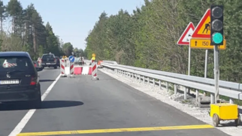 Sırbistan'da Audi Aracıyla Tehlikeli Bir Geçit Hareketi