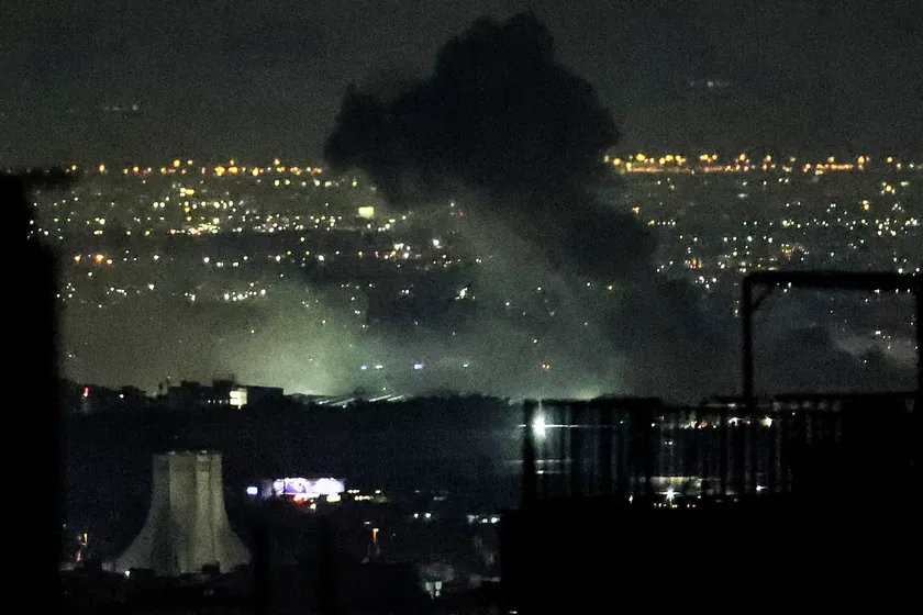 İran'da Tıbbi Merkez Saldırısı Sonrası İsrail Askeri Karargah Hedefini Vurduğunu İddia Etti
