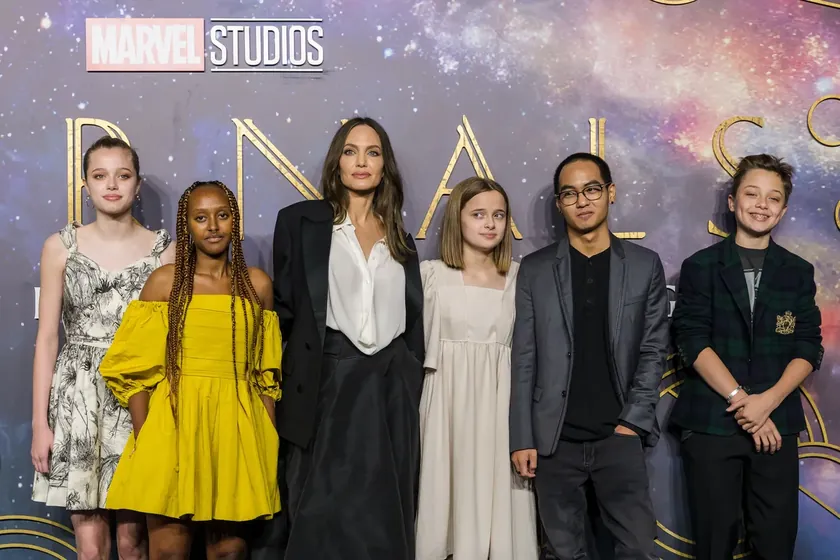 Hollywood yıldızları Angelina Djoli ve Brad Pit'in en küçük kızı Vivijen, resmi olarak soyadını değiştirmek istiyor.