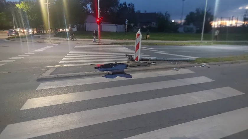 Sırbistan Novi Sad'da trafik kazası sürücü trafik ışığını devirdi yaralanan yok