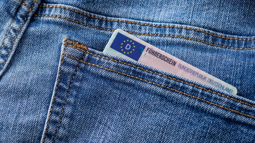 Almanya'da Kimlik Taşıma Zorunluluğu Yanılgısı: İş ve Özel Durum İstisnaları Aktarıldı