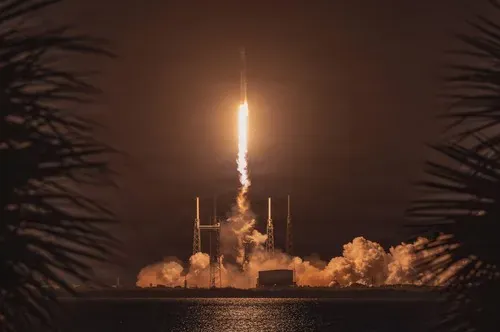 Maskova raketa Meseca'ya 9.000 kilometre hızla çarptı NASA büyük bir krater oluştuğunu belirtiyor.