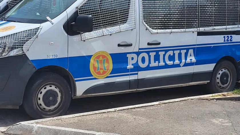 Polis Podgorica'da bir erkeği, gazeteci Jelena Jovanović'a sosyal medya üzerinden hakaret ettiği gerekçesiyle gözaltına aldı