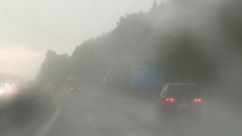 İtalya'nın kuzeyinde şiddetli bir fırtına Forlì havaalanında uçaqlar "oyuncak gibi" devrildi.