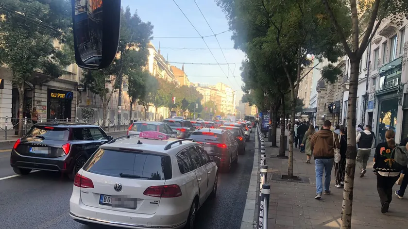 Belgrad'da sabah saatlerinden itibaren yoğun trafik: Terazije'de araçlar dakikalarca durdu