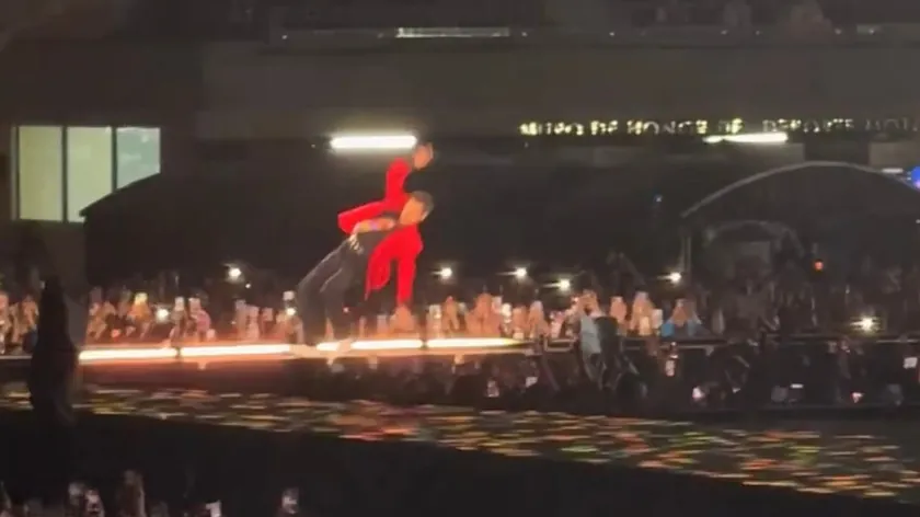 Hari Stajls Meksika'da Konsertide Bir Kaza Yaşadı