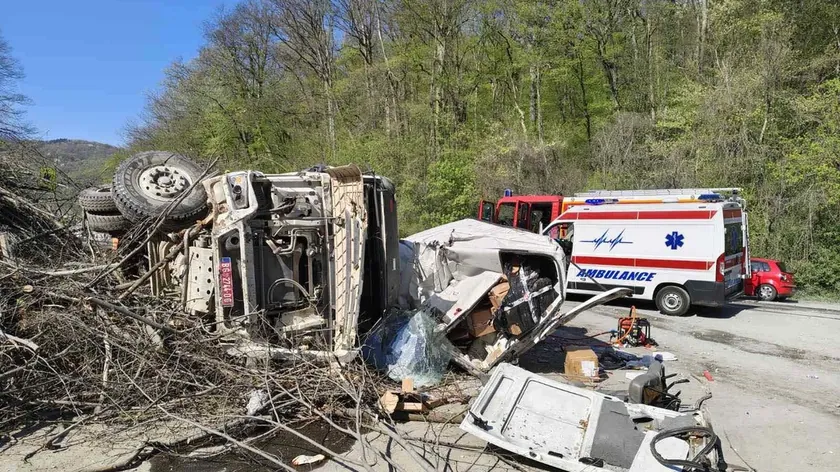 Sırbistan İrişki Venats'ta Ağır Trafik Kazası İki Kişinin Yaralanmasına Neden Oldu