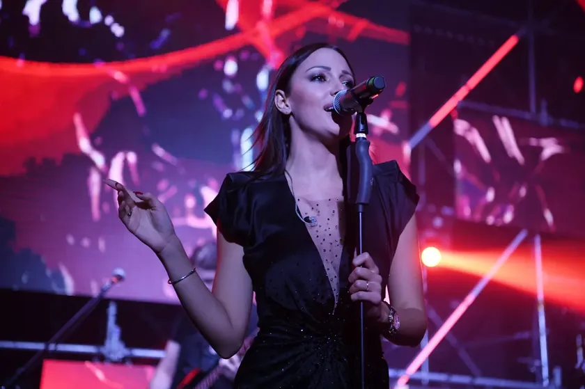 Sırp Şarkıcı Aleksandra Prijović Almanya'daki Yılın İlk Konserinde Sahneye Düştü