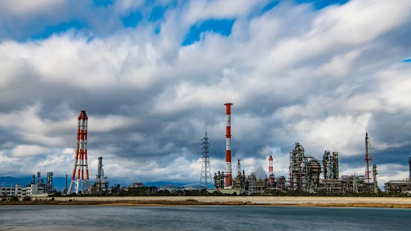 Uluslararası petrol şirketleri Orta Doğu'daki gerilimler yüzünden çalışanlarını tahliye ediyor