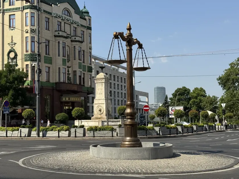 Belgrad Belediye Başkanı Şapiç'in Terazije'ye yerleştirdiği anıt kamuoyunda tepkilere yol açtı