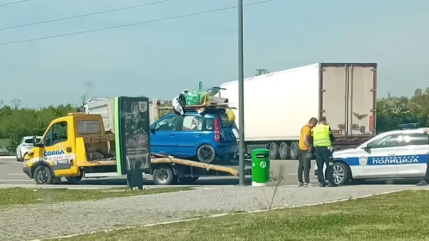 Sırbistan'da aşırı yüklü araç otobanda tehlike saçtı, polis müdahale etti
