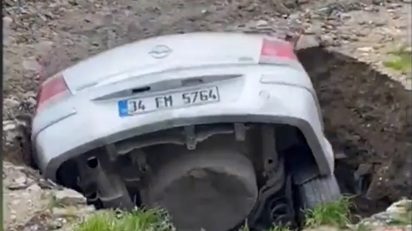 Türkiye'de İstanbul'u vuran şiddetli yağışlar sonrası yollar çöktü, araçlar yutuldu