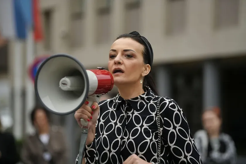 Sırbistan'ın Loznica şehrinde öğrenci destekçisi müdür aniden görevinden alındı