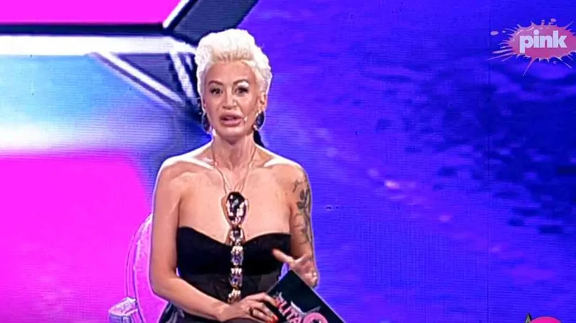 Sırbistan'da sunucu Dušica Jakovljević'in gözündeki flaster izleyicilerde kaygıya neden oldu