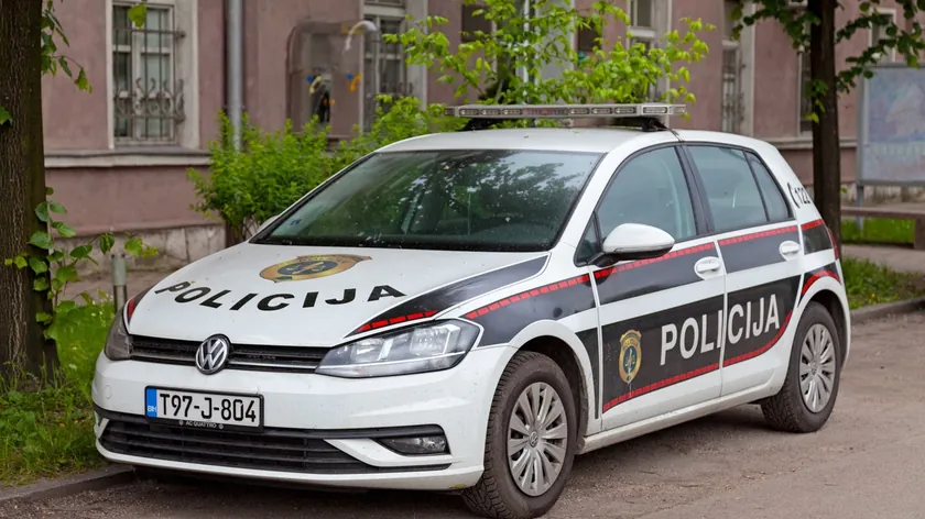 Saraybosna'da evsiz adama yardım etmek isteyen kadın bastonla saldırıya maruz kaldı