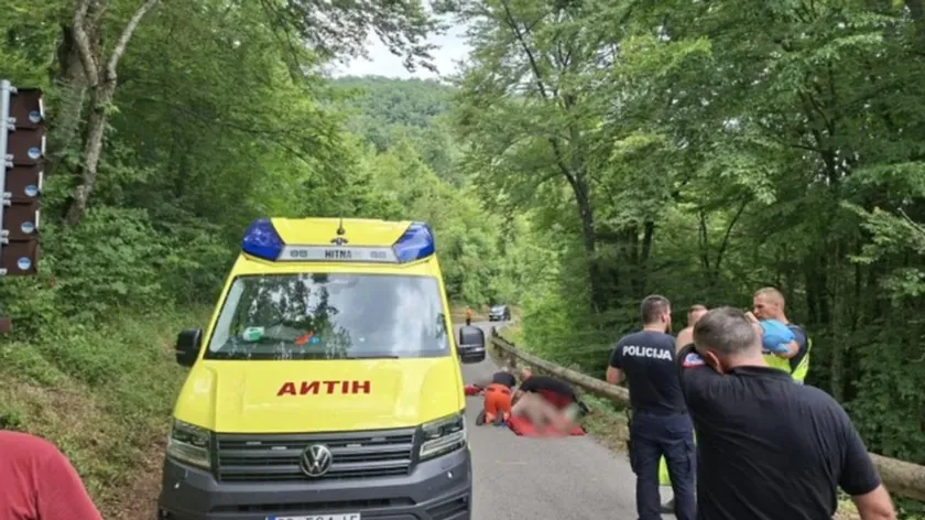 Plitvica yakınlarında bir araç yolda kayarak uçurumun kenarına takıldı (foto).