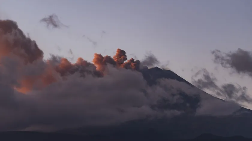 Etna'nın külü Katanya Havalimanı'nda uçuşları ikinci gün de durdurdu