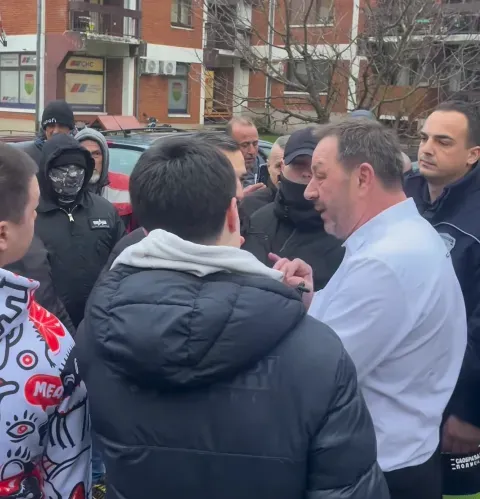 Sırbistan Guça'da protestocu öğrencileri maskeli saldırganlara karşı halk korudu