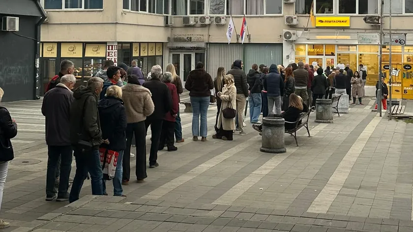 Sırbistan'da erken genel seçim: Sabahın ilk saatlerinden itibaren sandıklarda yoğunluk
