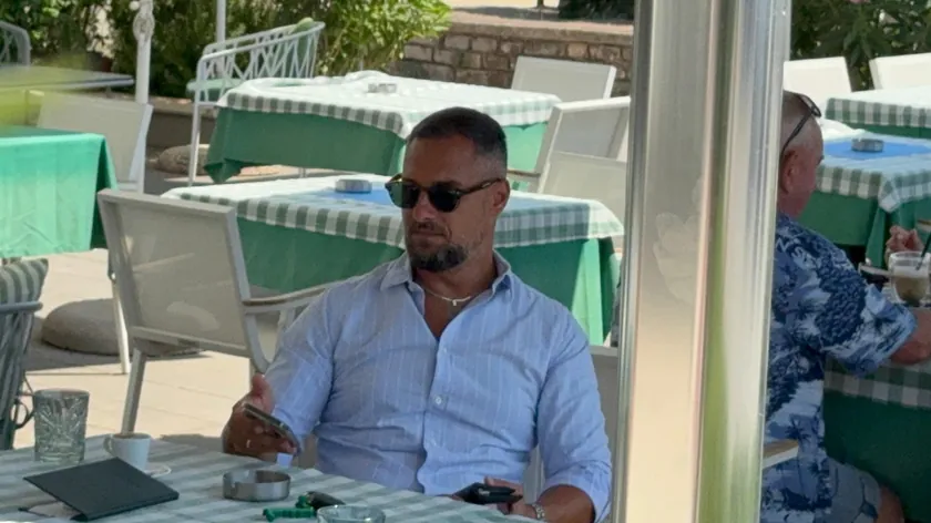 Sırp şarkıcısı Nemanja Stevanović ailesiyle birlikte Belgrad'dan Karadağ'a taşındı.