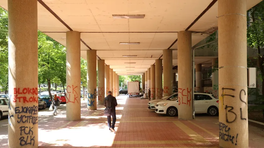 Belgrad Kimya Fakültesi'ne Uygunsuz Graffiti Yazanların Kimliği Tespit Edilmeye Çalışılıyor