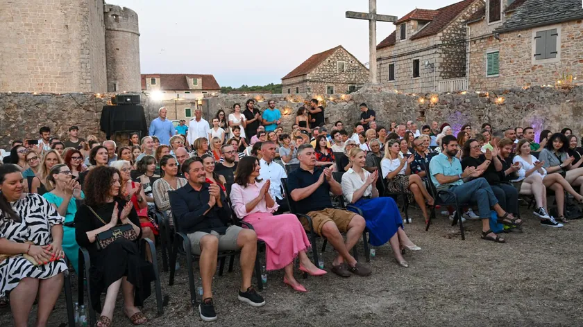 Hırvatistan Cumhurbaşkanı Zoran Milanović, Vrboska Film Festivali'nde bermudalar giydi.