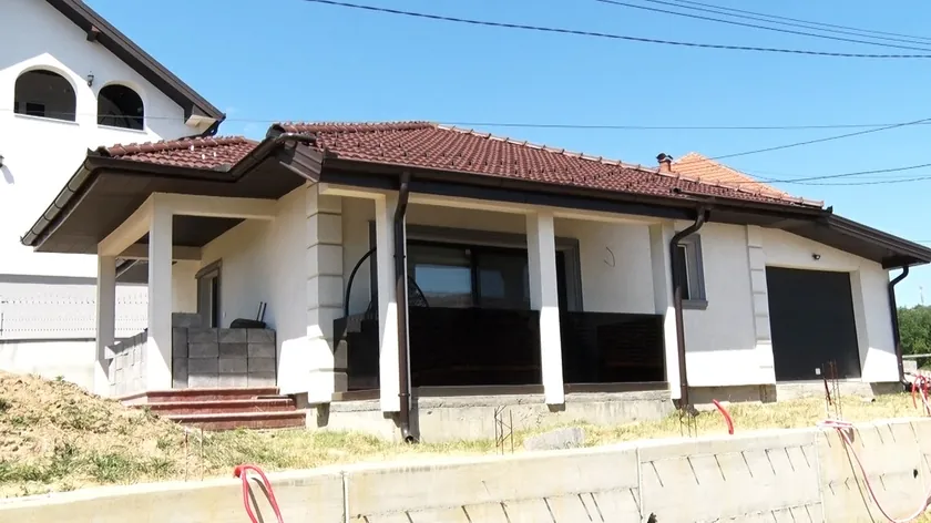Sırp televizyonunda yayınlanan bir programda ünlü bir çiftin boşanmasının ardından evlerinin terk edildiği belirtildi.