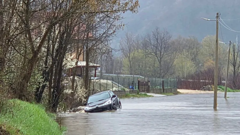 Sırbistan'da şiddetli yağışlar sonrası sel tehlikesine karşı olağanüstü durum ilan edildi.
