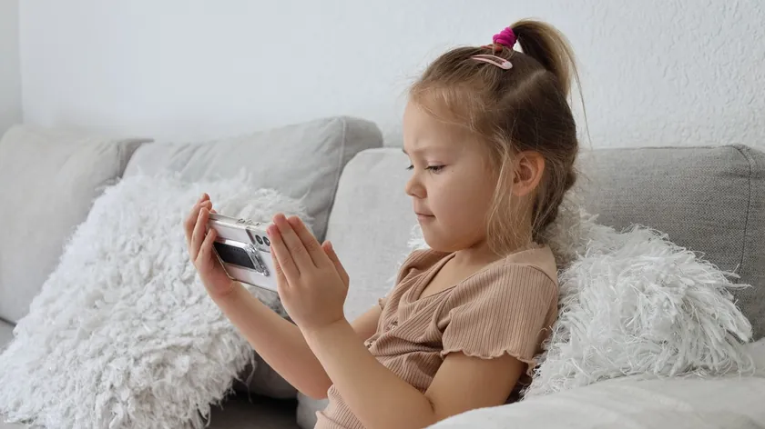Mobil telefon kullanımı çocukların okul başarısını etkileyebilir.