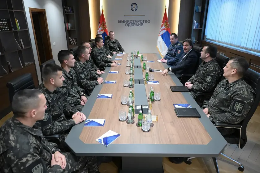 Sırbistan'ın Novi Sad kentinde askeri polis, abluka yapan öğrencinin tiyatro biletlerini aldı.