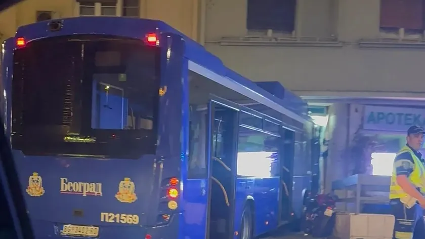 Beograd'ta meydana gelen ağır trafik kazasında bir otobüs binaya çarptı.